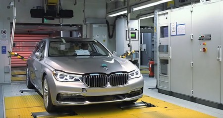 Este vídeo de cómo se fabrica el BMW Serie 7 es de 2015, dura 12 minutos y no tiene música ni letra, pero mola