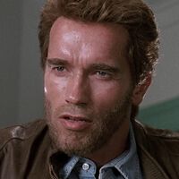 A Schwarzenegger le encanta como sale en ella, pero la peli fue acusada de "glorificar a los polis que traumatizan a los niños"