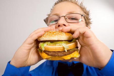 La comida basura podría reducir el rendimiento escolar en los niños