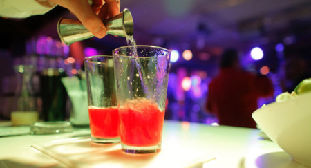 No solo moda: Inéditos maridajes entre vino, tendencias masculinas, música, y cine a mitad de precio
