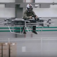 Esto es lo que pasa cuando Kalashnikov (el de los AK-47) piensa en motos: voladora, eléctrica y con 16 rotores 