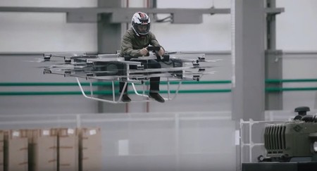 Esto es lo que pasa cuando Kalashnikov (el de los AK-47) piensa en motos: voladora, eléctrica y con 16 rotores
