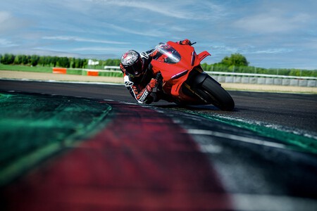 Ducati Panigale V4 2025 009