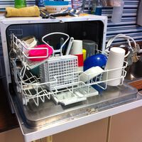 Hay quien echa sal normal de comer al lavavajillas para tener platos y vasos más brillantes: esta es la opinión de los expertos