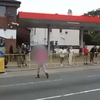 A un hombre se le ocurrió pasar borracho y drogado por mitad de una carrera de motos a 300 km/h. Ha acabado en la cárcel 