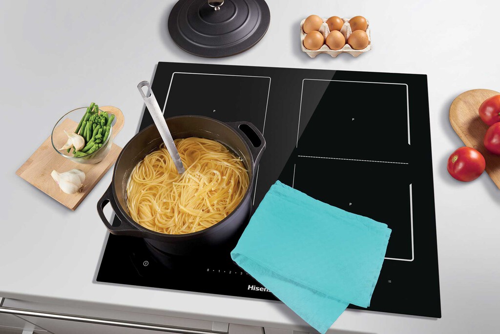 El famoso truco para mantener limpia la placa de cocina que se ha hecho viral: la OCU nos advierte que puede ser muy peligroso 