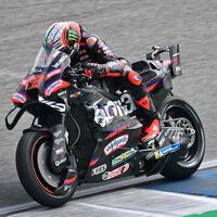 Marco Bezzecchi retiene la pole pese a una caída y solo Marc Márquez consigue responderle en Tailandia 