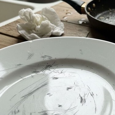 Platos viejos o rayados: usa el truco de la piedra blanca para dejarlos como nuevos (también funciona en sartenes)