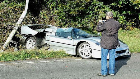 El Ferrari F50 abrazafarolas