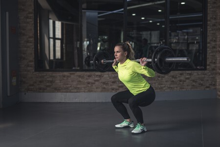 Cinco modalidades del ejercicio squat para intensificar nuestra sentadilla