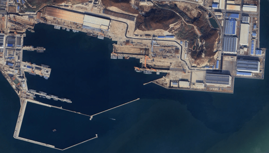 Imágenes por satélite no dejan dudas: China ha lanzado al mar una criatura submarina que desafía la ingeniería naval