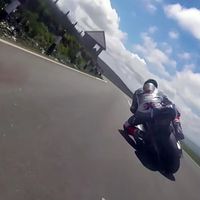 Mira este espectacular duelo del TT Zero y repite aquello de que las eléctricas son aburridas, si puedes