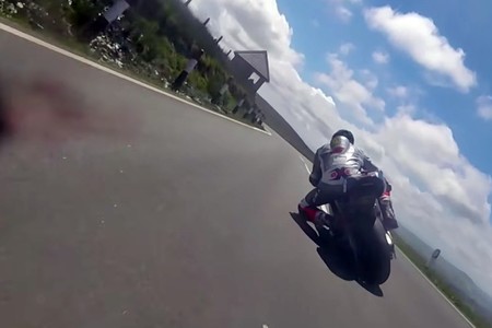 Mira este espectacular duelo del TT Zero y repite aquello de que las eléctricas son aburridas, si puedes