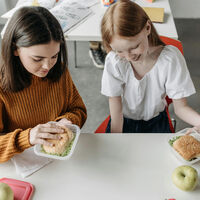 No es solo lo que comen los niños, sino cuándo: así está afectando el horario de las comidas a su salud metabólica