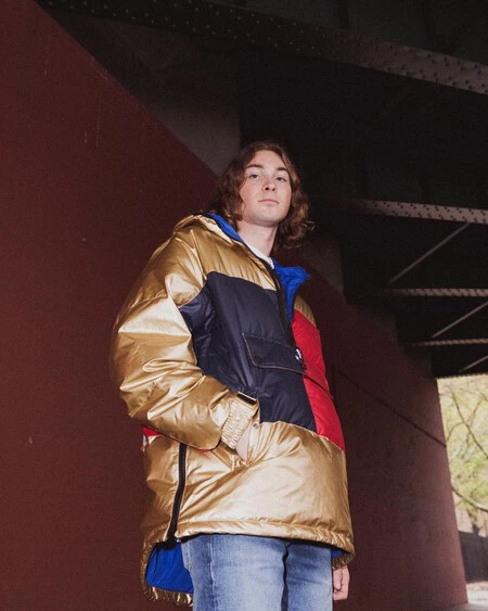 La chaqueta de plumas más retro y con la que el frío apenas te hará cosquillas es de Tommy Jeans y está rebajada en las ofertas de Springfi
