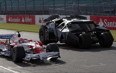 El Batmóvil y el Toyota F1 se juntan en Silverstone