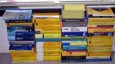 Los recortes en ayudas para libros impulsan programas de préstamo y reutilización