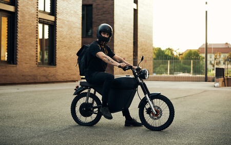 Black Tea Moped: una moto eléctrica tipo scrambler que está a mitad de precio y costará 1.900 euros solo hasta el 20 de julio