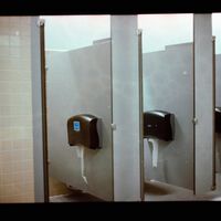 "Ya sea por el olor, el ruido o el miedo a ser sorprendido": muchos trabajadores odian ir al baño de sus oficinas y la Gen Z más