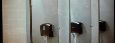 "Ya sea por el olor, el ruido o el miedo a ser sorprendido": muchos trabajadores odian ir al baño de sus oficinas y la Gen Z más