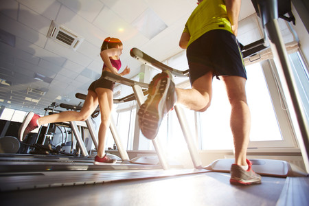 Correr en cinta de gimnasio sería muy similar a correr en superficie, aunque por supuesto no es igual que entrenar al aire libre