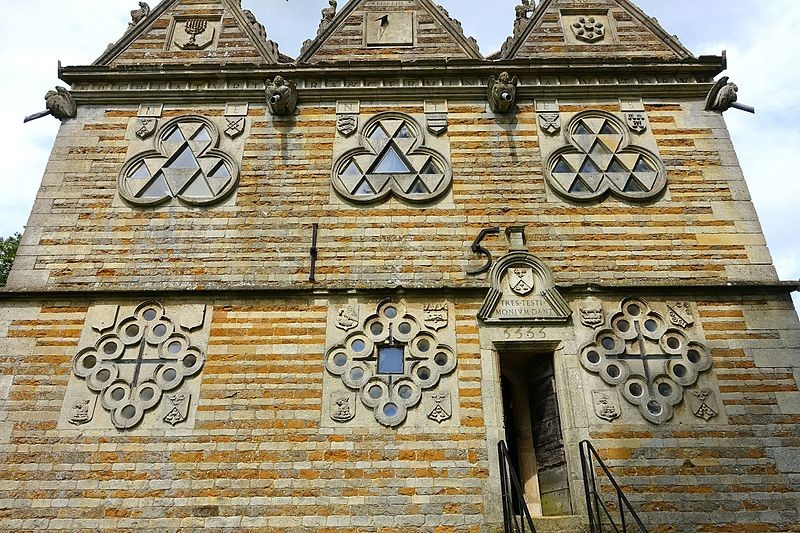 En este edificio todo está triplicado y exhibe una clara obsesión por el número 3