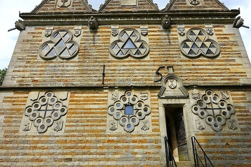 En este edificio todo está triplicado y exhibe una clara obsesión por el número 3