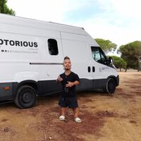 “Bienvenidos a la casa de un enano”: así es la furgoneta camper de dos plantas que diseñó él mismo para poder vivir sin depender de nadie 