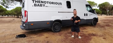 Vive en una furgoneta camper de dos plantas hecha a su medida y lleva cinco años sin pagar luz: “Bienvenidos a la casa de un enano”