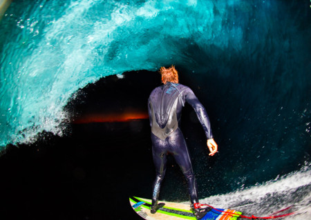 Leroy Bellet fotografía a los surferos con su equipo completo dentro de las olas de barril