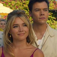 Hoy en TV, Florence Pugh y Harry Styles protagonizan el thriller psicológico de ciencia ficción más polémico de los últimos años