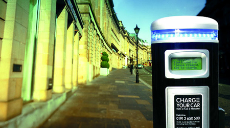 Inglaterra aumentará su red de puntos de recarga con otros 10.000 postes