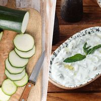 Tzatziki de calabacín: la versión ultra fresca lista en solo 5 minutos que repetirás durante todo el verano 