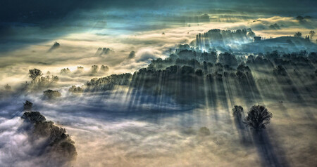Este paisaje surrealista creado por la niebla matutina es la imagen ganadora del certamen Weather Photographer of the Year 2021