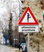 Italia: señal de tráfico alerta sobre la presencia de prostitutas 
