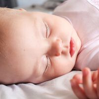 Identifican una enzima que podría detectar el riesgo de muerte súbita en los bebés 