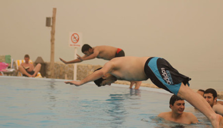 Las zambullidas en piscina y el riesgo de lesión grave