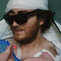 Las emotivas imágenes de un padre enfermo de cáncer que sale de la UCI para presenciar el nacimiento de su bebé