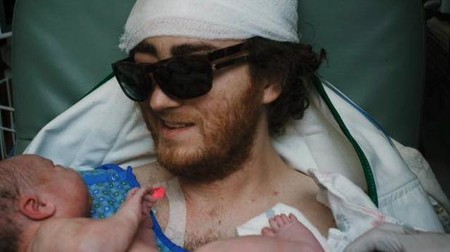 Las emotivas imágenes de un padre enfermo de cáncer que sale de la UCI para presenciar el nacimiento de su bebé