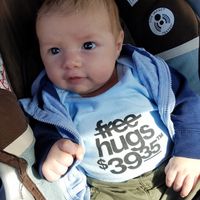 ¿Recordáis a los padres a los que les cobraron por hacer piel con piel en el parto? Ahora pretenden recuperar el dinero con una divertida iniciativa 