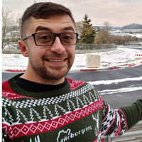 Este youtuber se ofrece a demostrar cómo de rápido puede ser tu coche llevándolo al límite en Nürburgring contigo dentro, sea el que sea