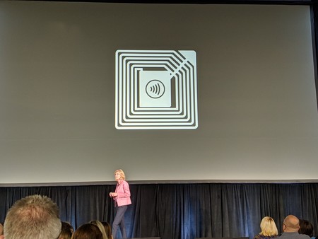 Apple desvela unas pegatinas NFC para el pago con Apple Pay en la conferencia TRANSACT
