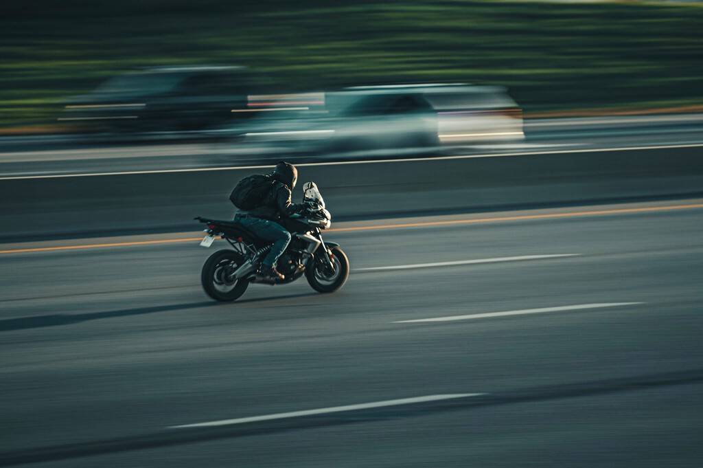 El Gobierno cambia las normas el 1 de octubre y acepta una reclamación histórica de los motoristas: podrán utilizar el arcén