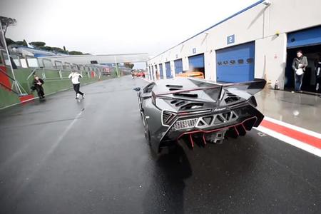 Video: El Lamborghini Veneno de paseo por Vallelunga