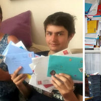 Al ver que su hijo con autismo se enviaba cartas a sí mismo por su cumpleaños pidió ayuda: ¡recibió más de 20.000 cartas! 