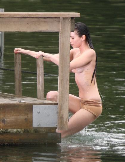 Megan Fox (casi) en top-less