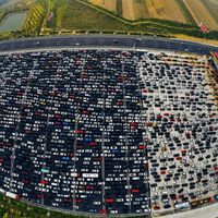 El peor tráfico del mundo fue captado por un satélite: 50 carriles a vuelta de rueda por culpa un cuello de botella sin sentido