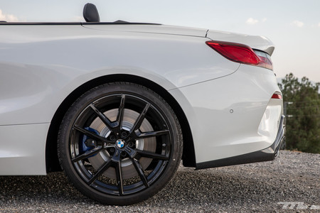 BMW M850i Cabrio llanta trasera