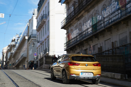BMW X2 2018 trasera en marcha
