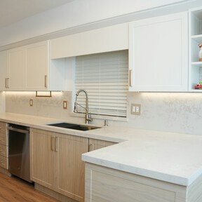 Adiós al desorden en la encimera con esta estantería modular que se adapta a los rincones y suma en almacenamiento 